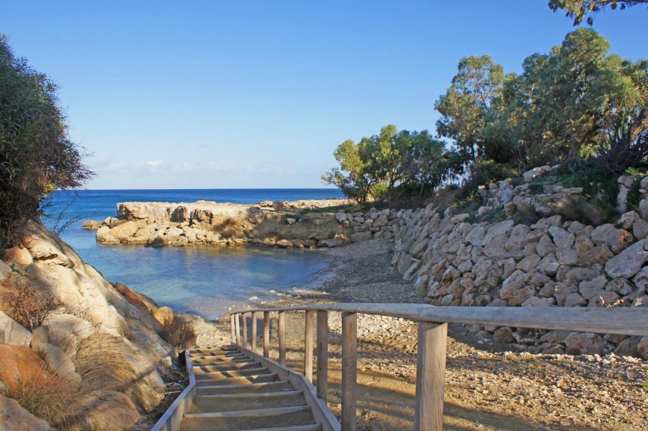 Lucile - Coralli Beachfront Apartment Paralimni Luaran gambar