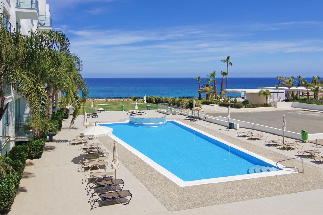 Lucile - Coralli Beachfront Apartment Paralimni Luaran gambar
