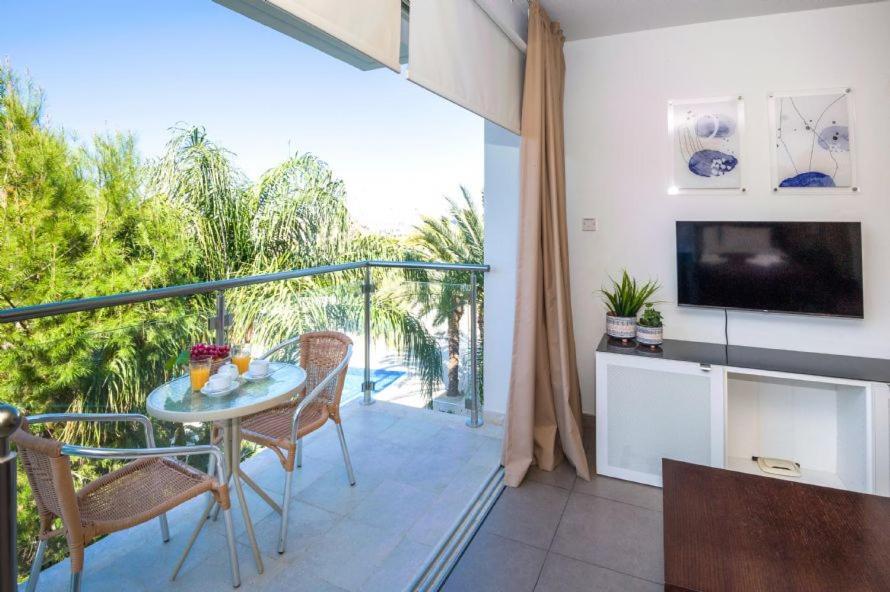 Lucile - Coralli Beachfront Apartment Paralimni Luaran gambar