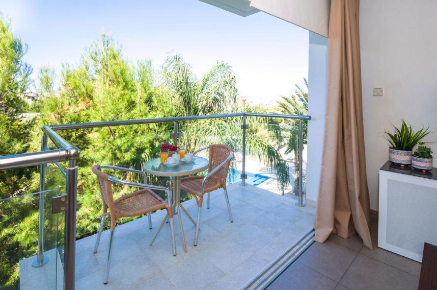 Lucile - Coralli Beachfront Apartment Paralimni Luaran gambar