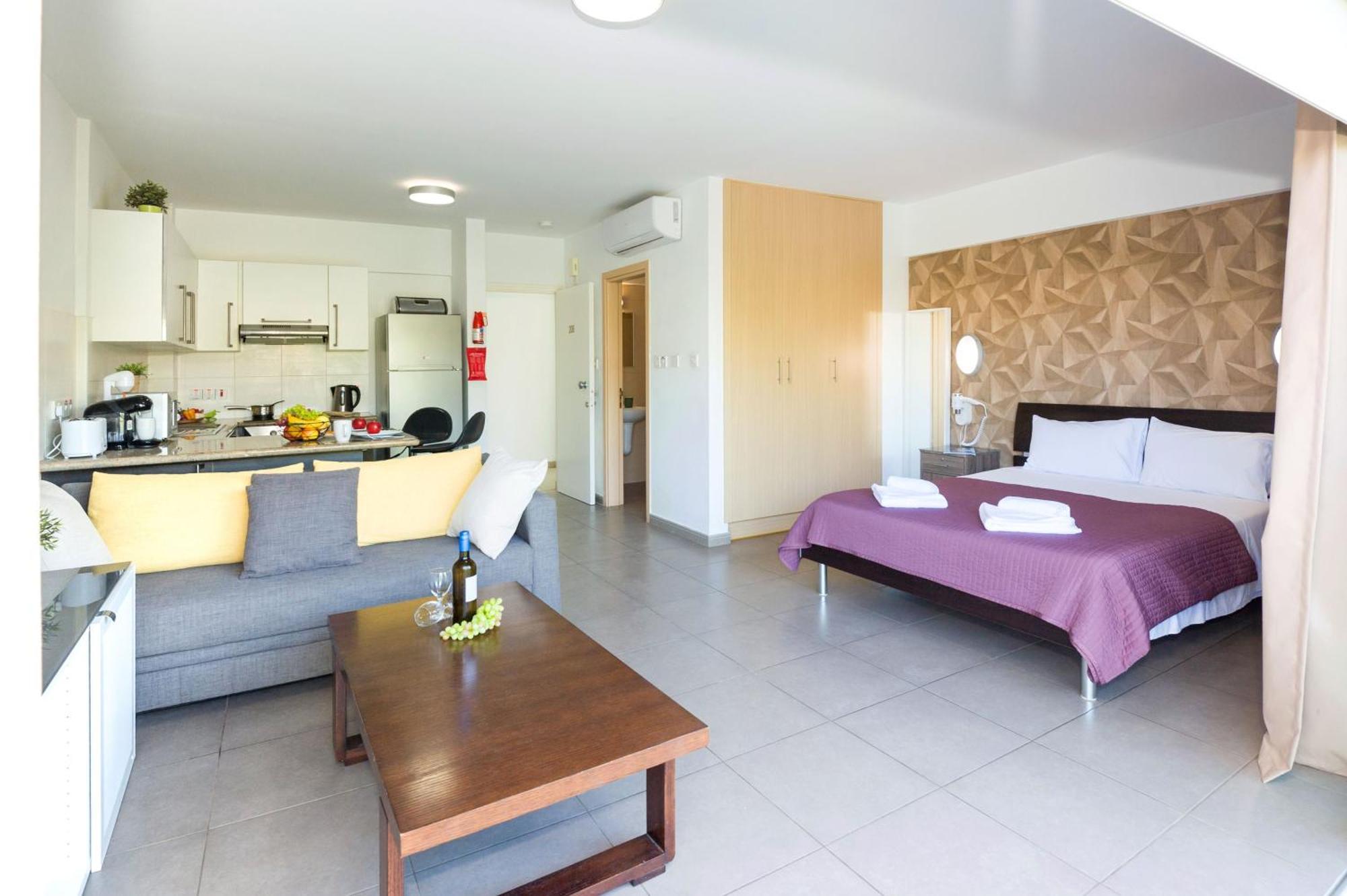 Lucile - Coralli Beachfront Apartment Paralimni Luaran gambar