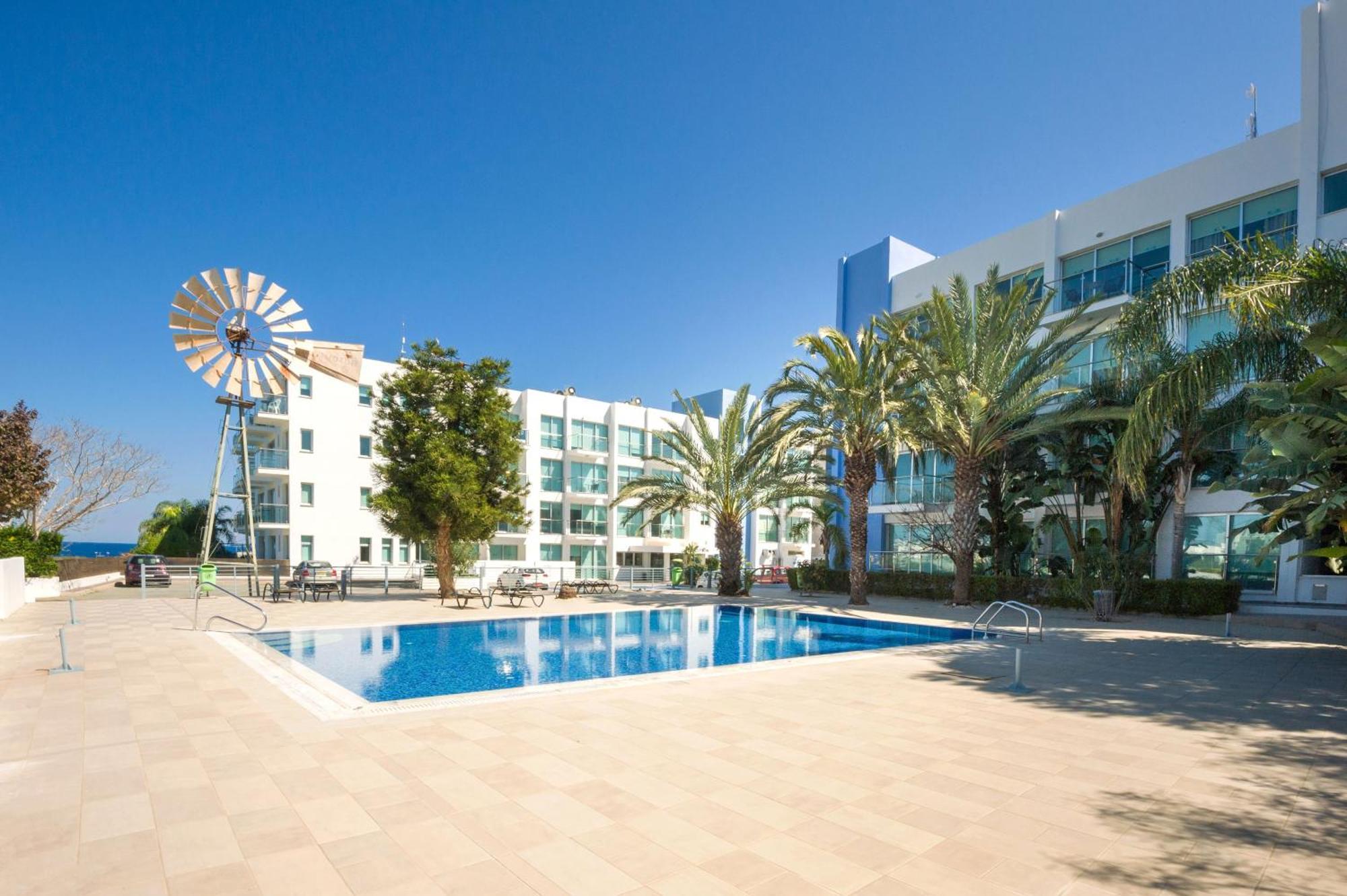 Lucile - Coralli Beachfront Apartment Paralimni Luaran gambar