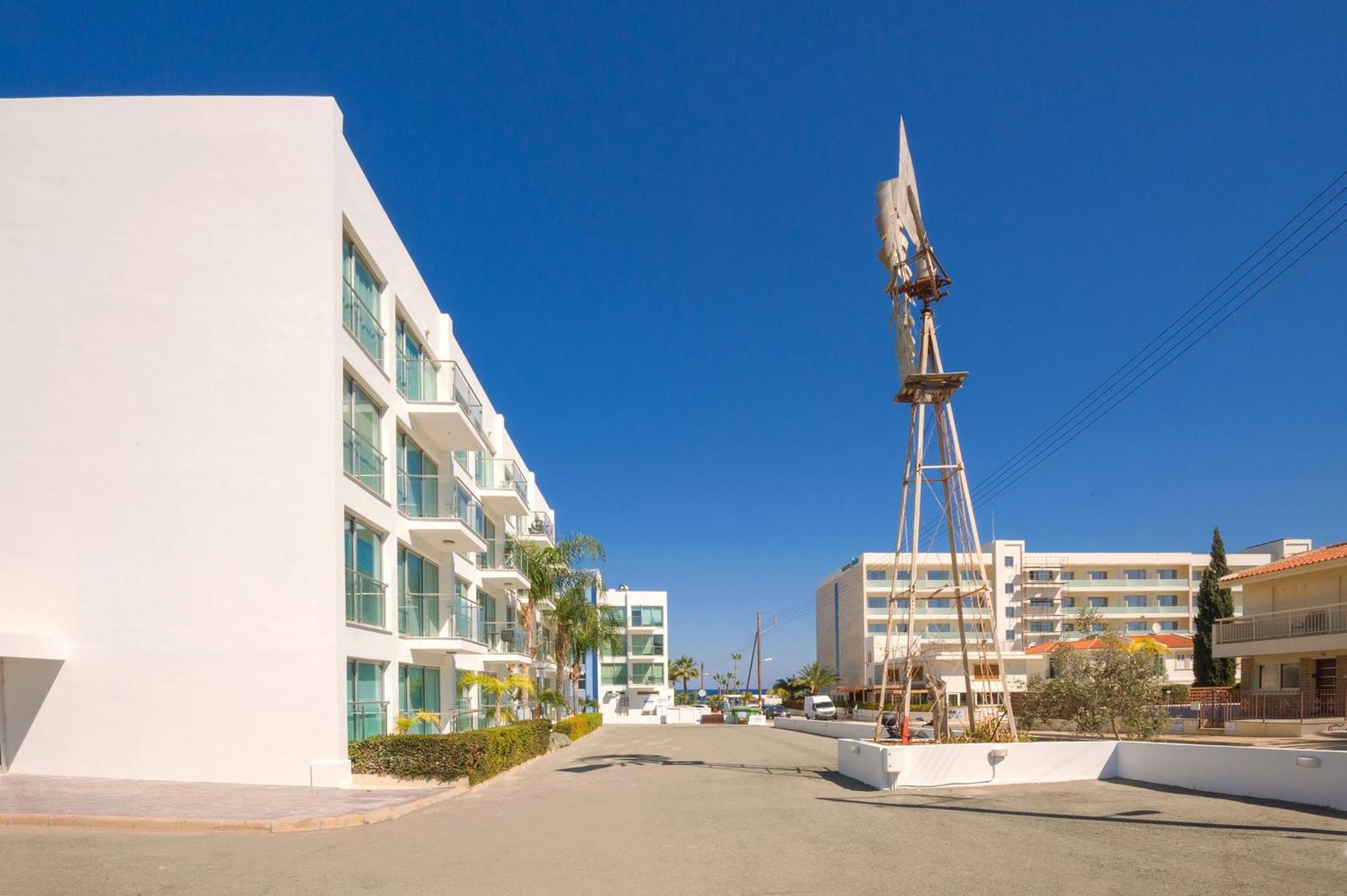 Lucile - Coralli Beachfront Apartment Paralimni Luaran gambar